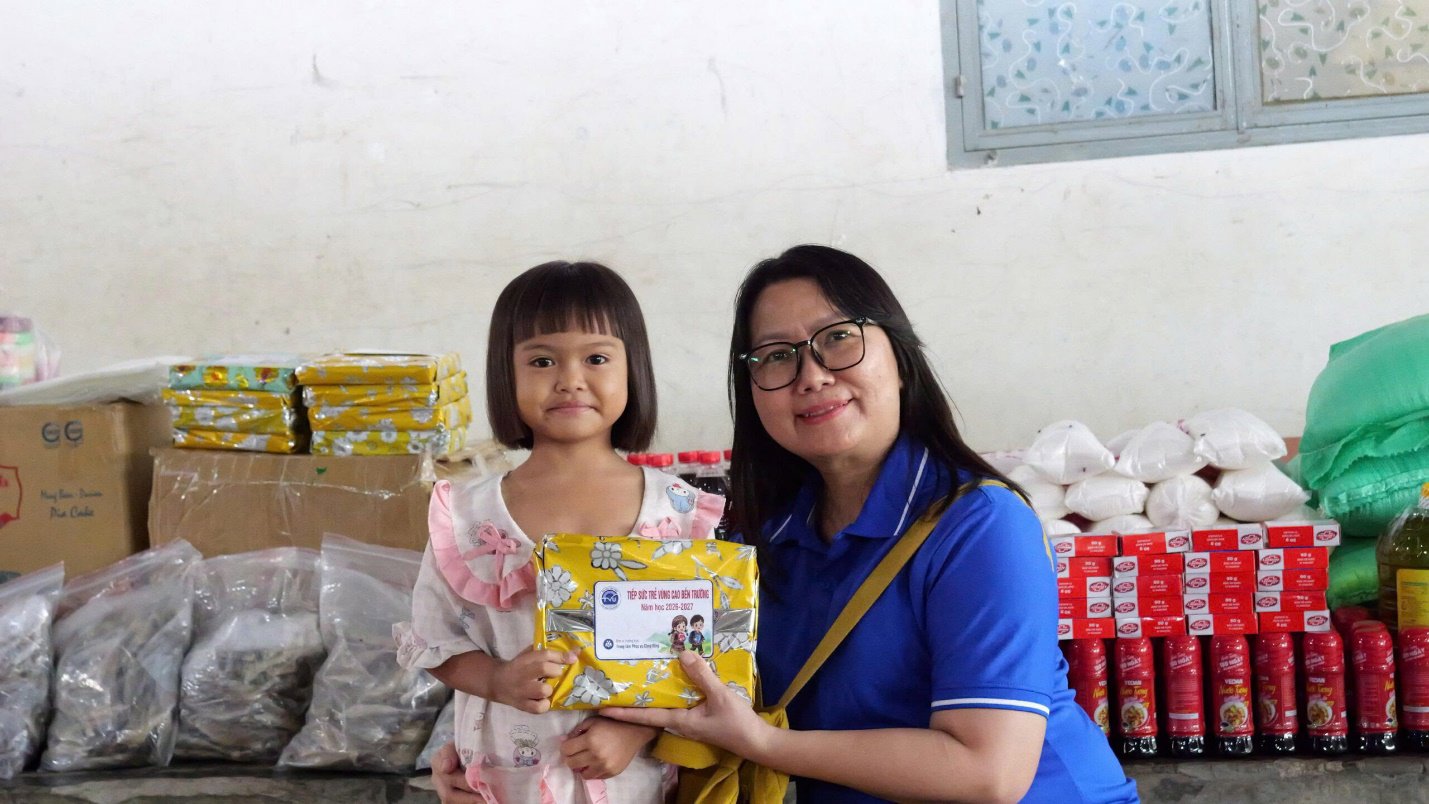 Đại học Trà Vinh mang yêu thương đến với trẻ em vùng cao trước thềm năm học mới