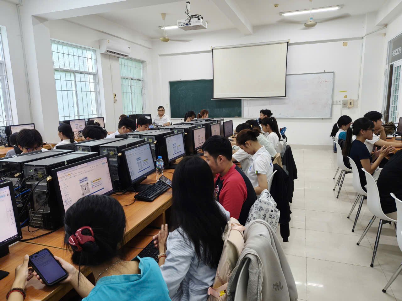 Đại học Trà Vinh khởi động chương trình tập huấn AI miễn phí cho tân sinh viên