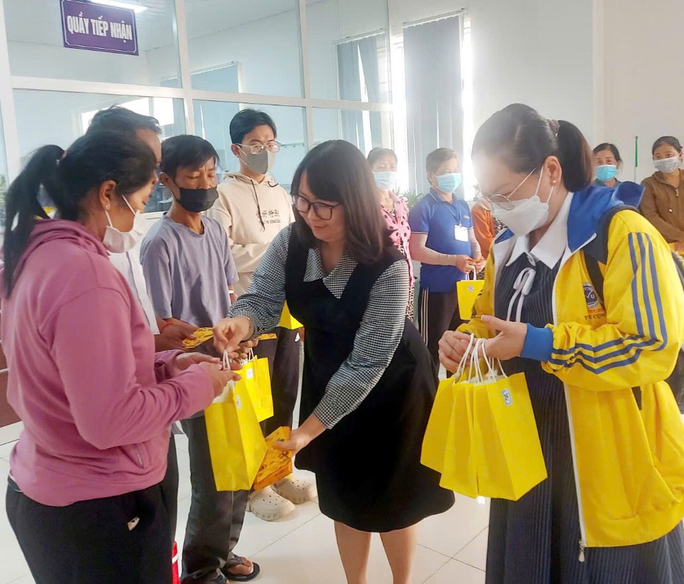 Đại học Trà Vinh thăm và tặng quà Tết cho bệnh nhân có hoàn cảnh khó khăn tại Bệnh viện Đa khoa Trà Vinh