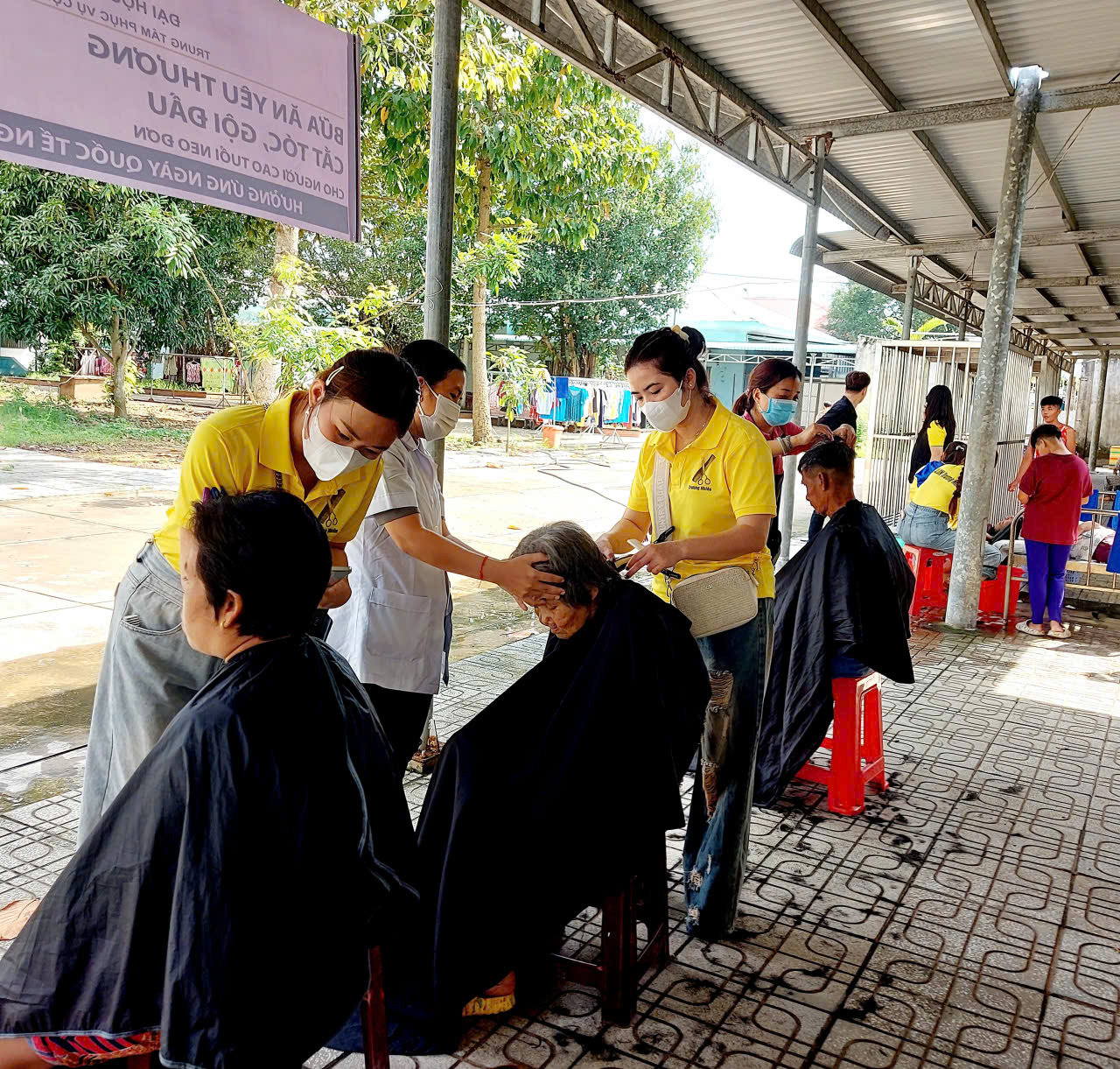 Đại học Trà Vinh mang niềm vui đến với người cao tuổi