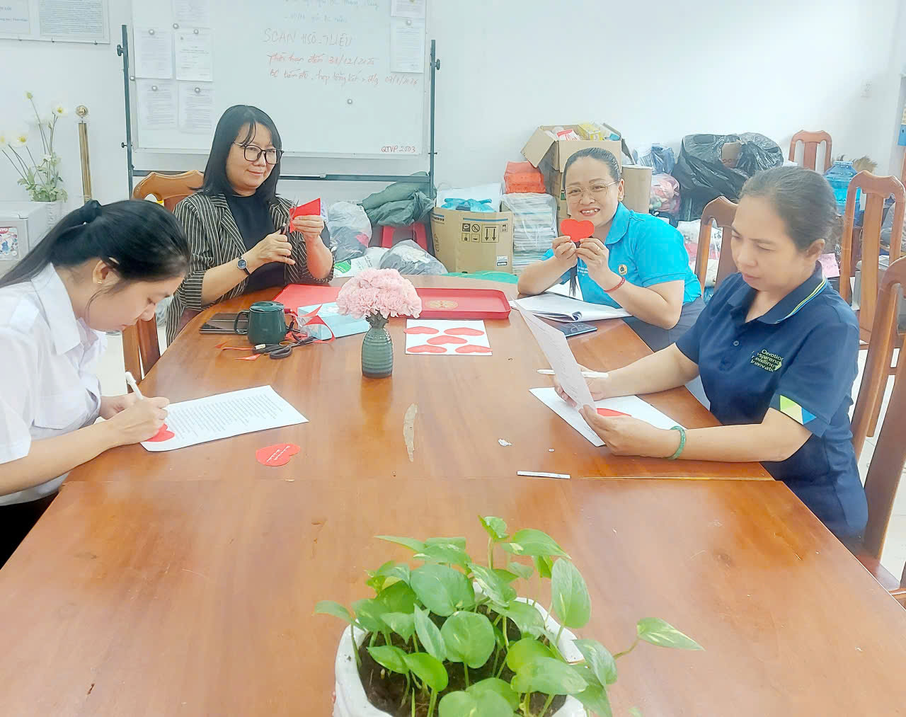 Hơn 400 thú nhồi bông được quyên góp gửi tặng trẻ em vùng thiên tai nhân dịp Giáng sinh