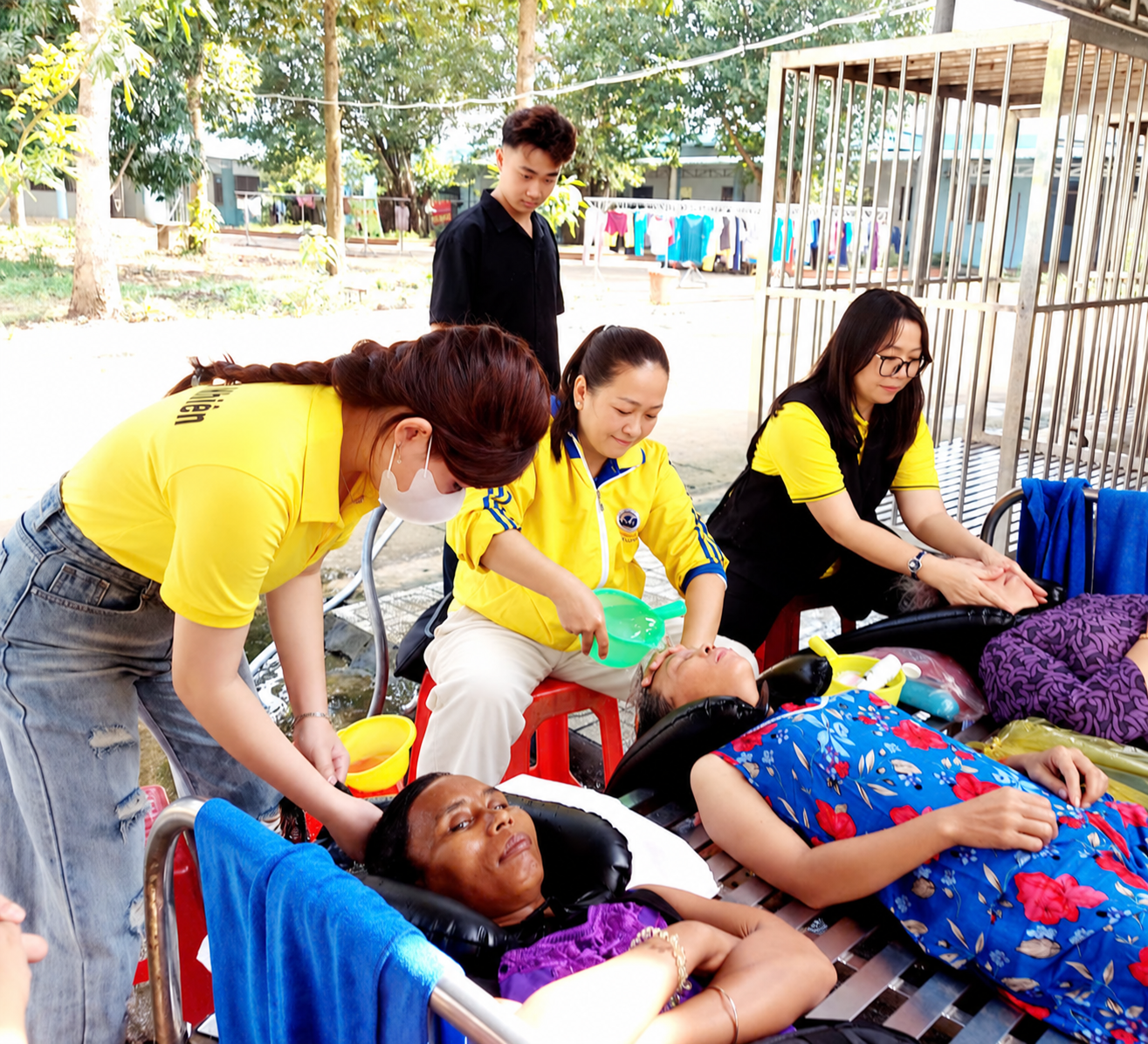Đại học Trà Vinh mang niềm vui đến với người cao tuổi