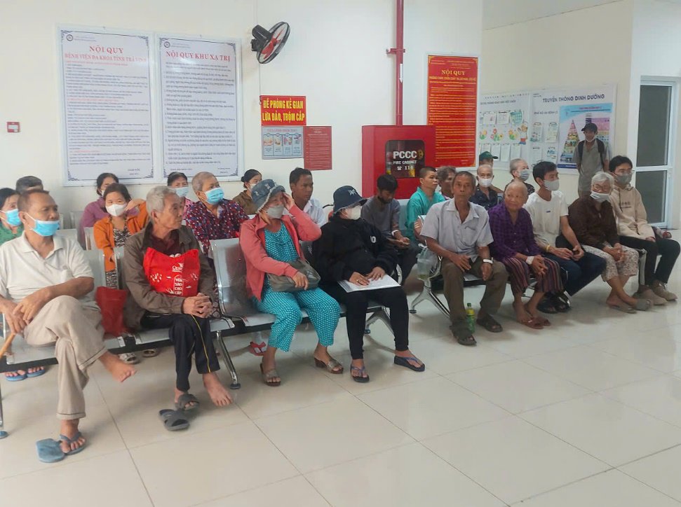 Đại học Trà Vinh thăm và tặng quà Tết cho bệnh nhân có hoàn cảnh khó khăn tại Bệnh viện Đa khoa Trà Vinh