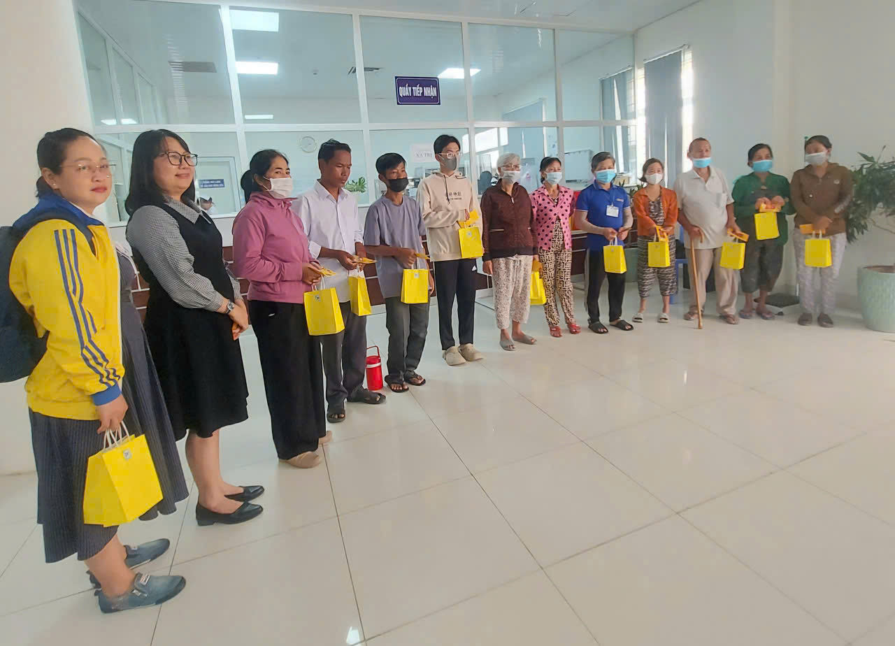 Đại học Trà Vinh thăm và tặng quà Tết cho bệnh nhân có hoàn cảnh khó khăn tại Bệnh viện Đa khoa Trà Vinh