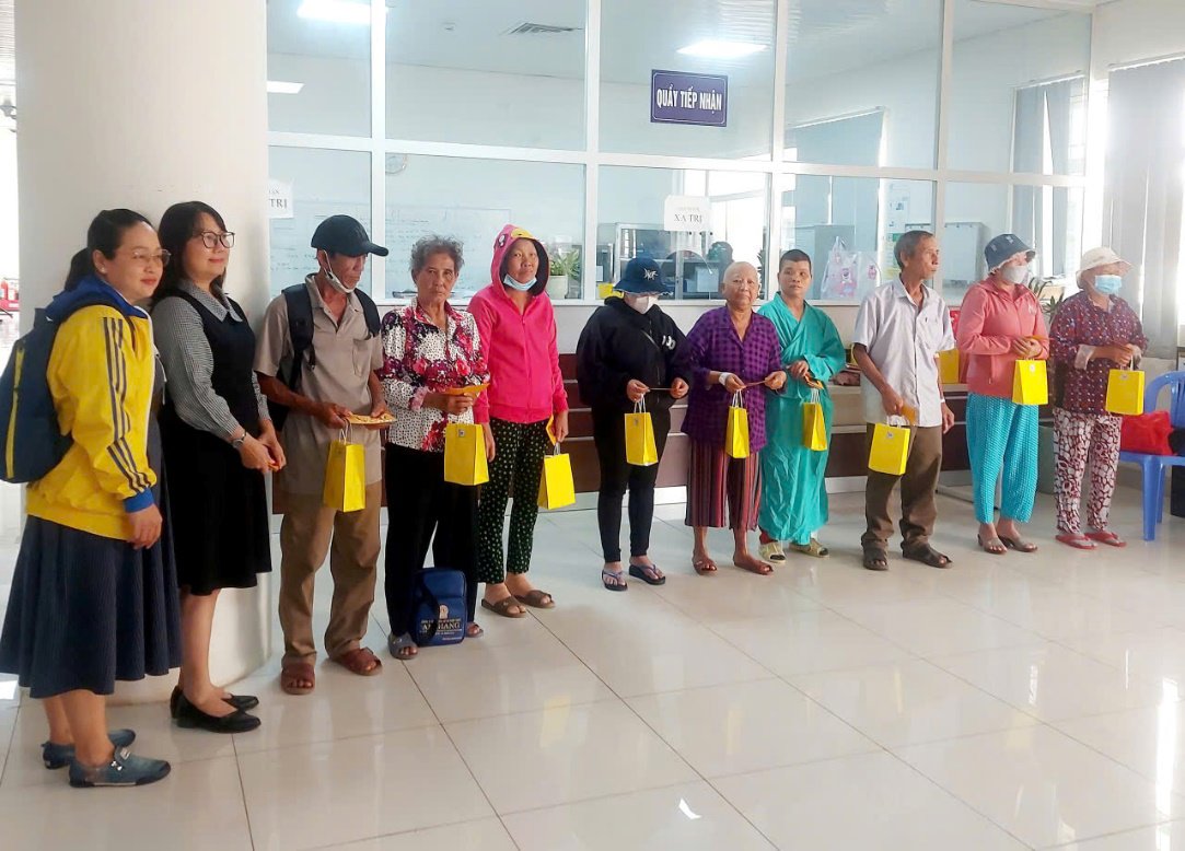 Đại học Trà Vinh thăm và tặng quà Tết cho bệnh nhân có hoàn cảnh khó khăn tại Bệnh viện Đa khoa Trà Vinh