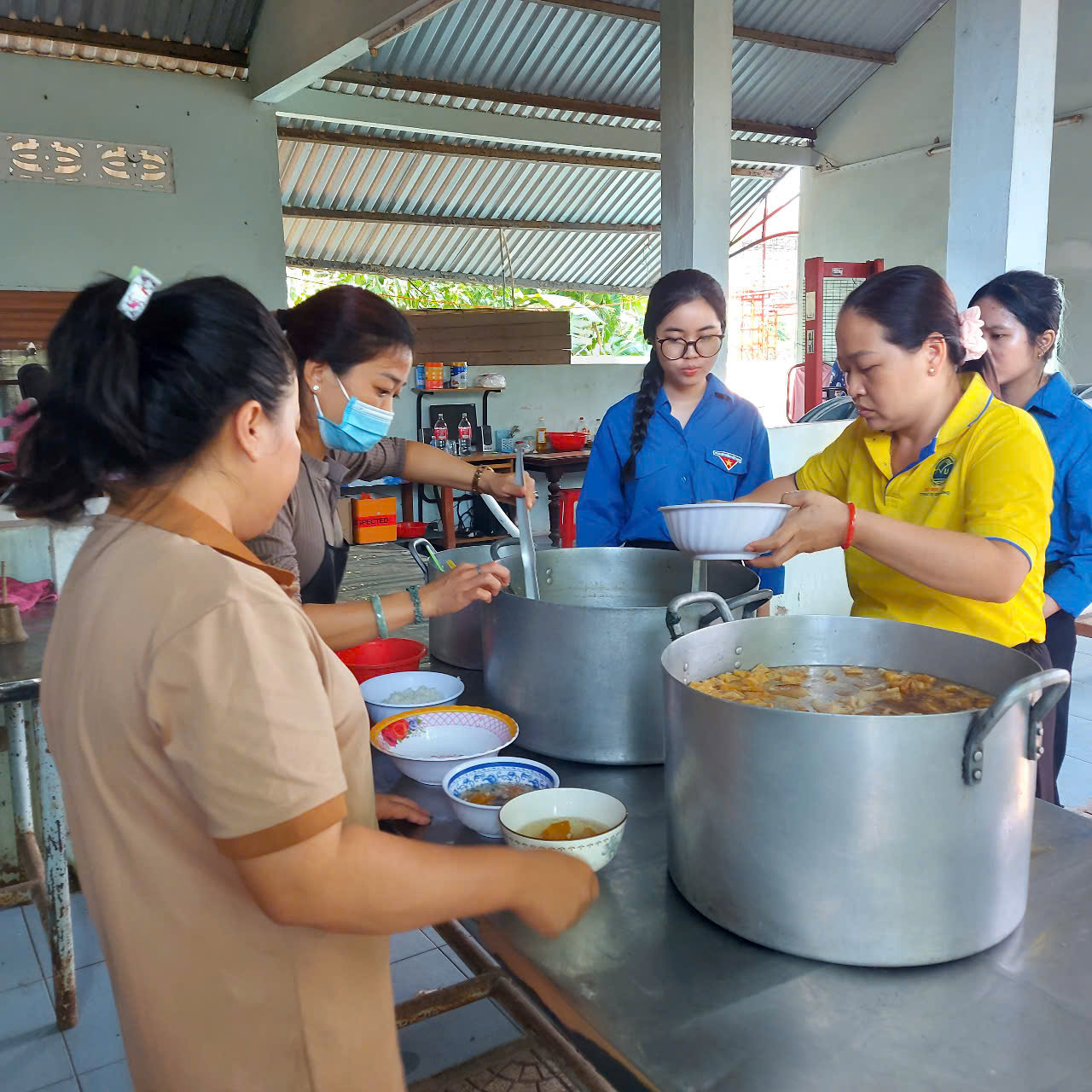 Đại học Trà Vinh mang niềm vui đến với người cao tuổi