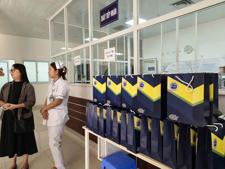 Mũ trùm đầu và khăn choàng do viên chức Trung tâm may thủ công