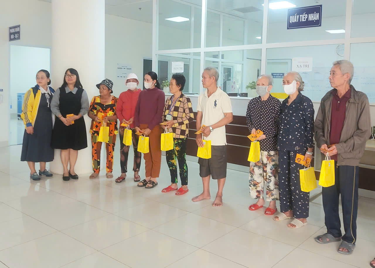 Đại học Trà Vinh thăm và tặng quà Tết cho bệnh nhân có hoàn cảnh khó khăn tại Bệnh viện Đa khoa Trà Vinh