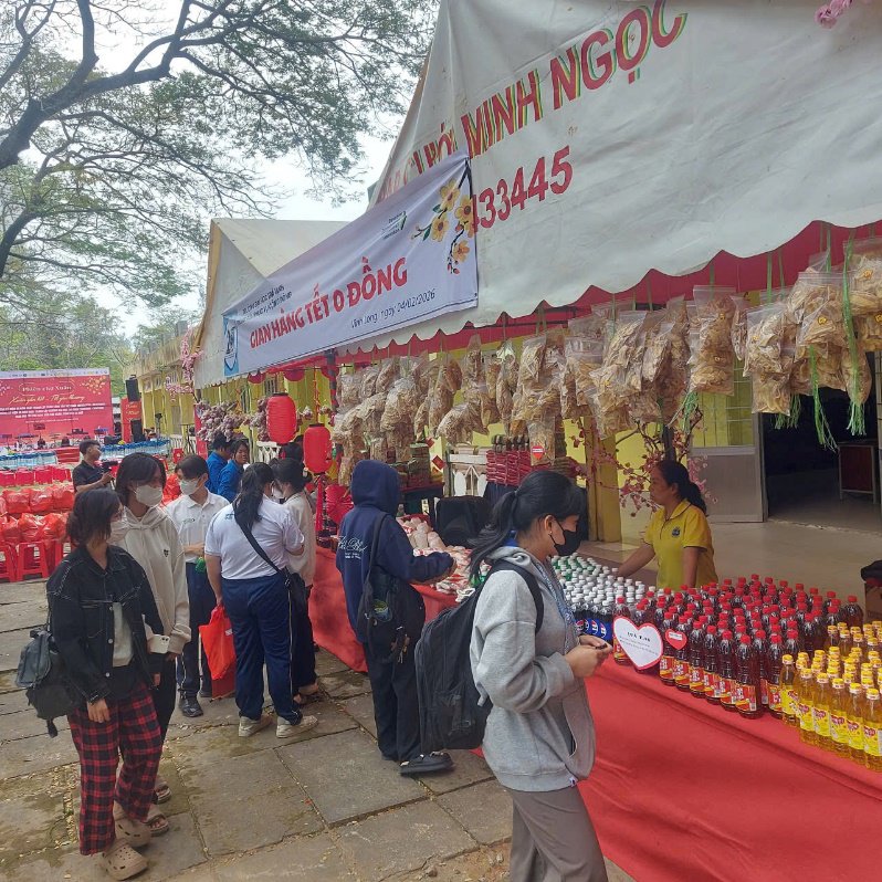 Đại học Trà Vinh tổ chức “Gian hàng Tết 0 đồng” – Mang xuân ấm đến sinh viên có hoàn cảnh khó khăn