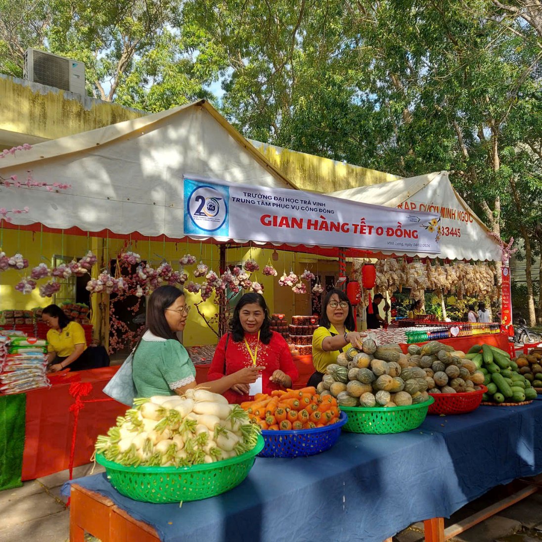 Đại học Trà Vinh tổ chức “Gian hàng Tết 0 đồng” – Mang xuân ấm đến sinh viên có hoàn cảnh khó khăn