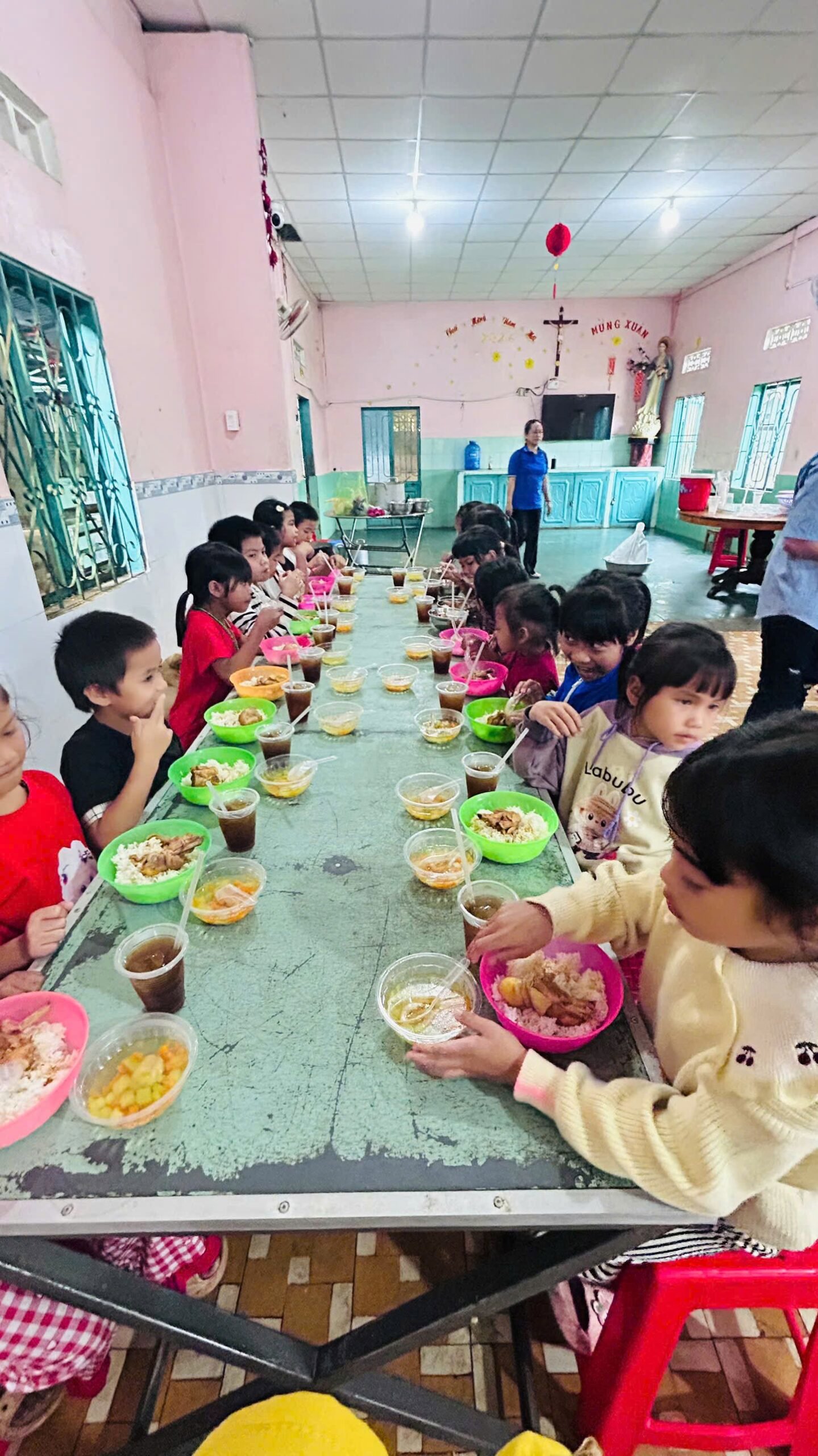 Đại học Trà Vinh mang yêu thương đến với trẻ em vùng cao trước thềm năm học mới