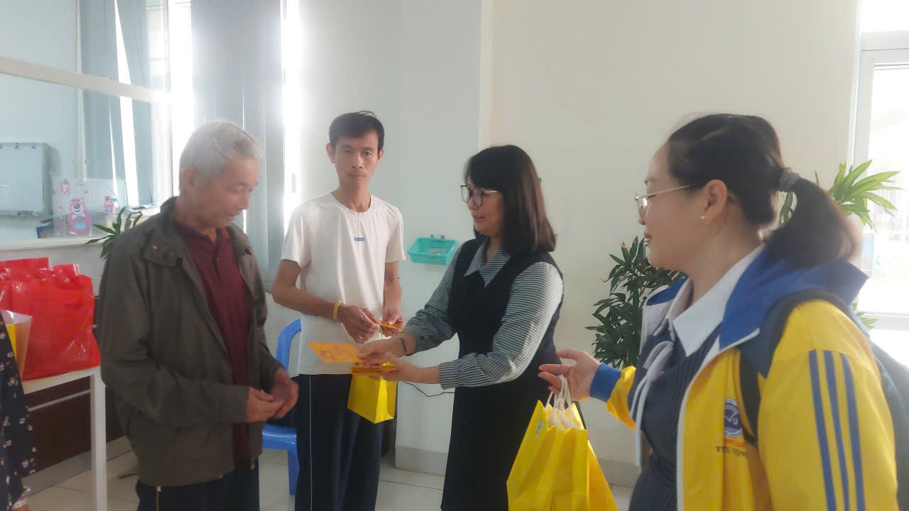 Đại học Trà Vinh thăm và tặng quà Tết cho bệnh nhân có hoàn cảnh khó khăn tại Bệnh viện Đa khoa Trà Vinh
