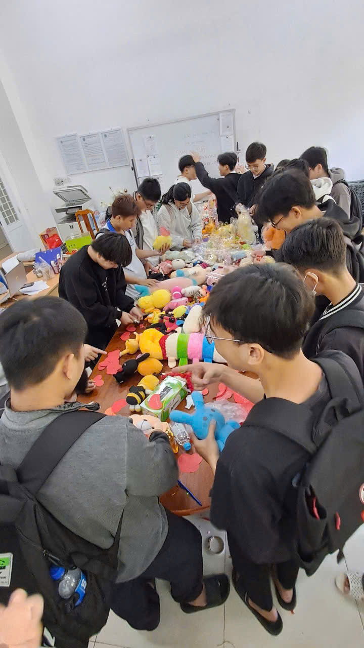 Hơn 400 thú nhồi bông được quyên góp gửi tặng trẻ em vùng thiên tai nhân dịp Giáng sinh