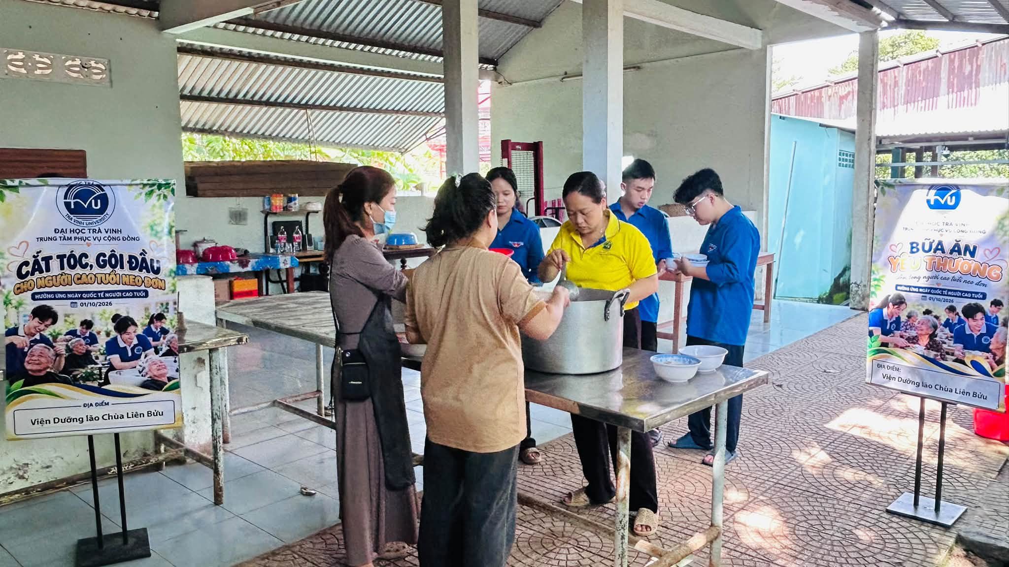 Đại học Trà Vinh mang niềm vui đến với người cao tuổi