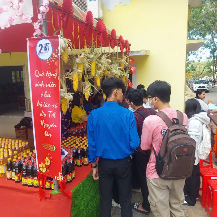 Đại học Trà Vinh tổ chức “Gian hàng Tết 0 đồng” – Mang xuân ấm đến sinh viên có hoàn cảnh khó khăn