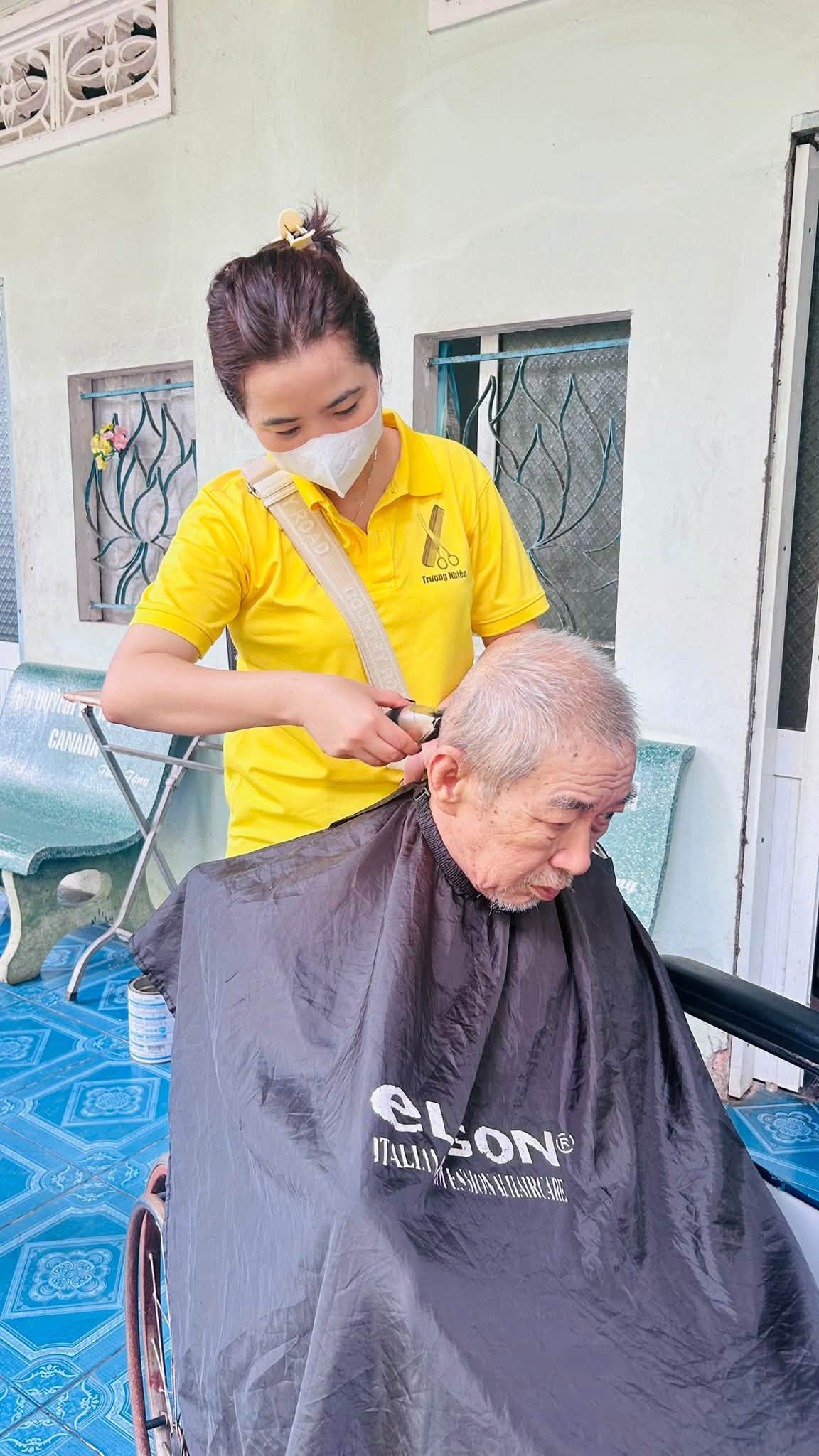 Đại học Trà Vinh mang niềm vui đến với người cao tuổi