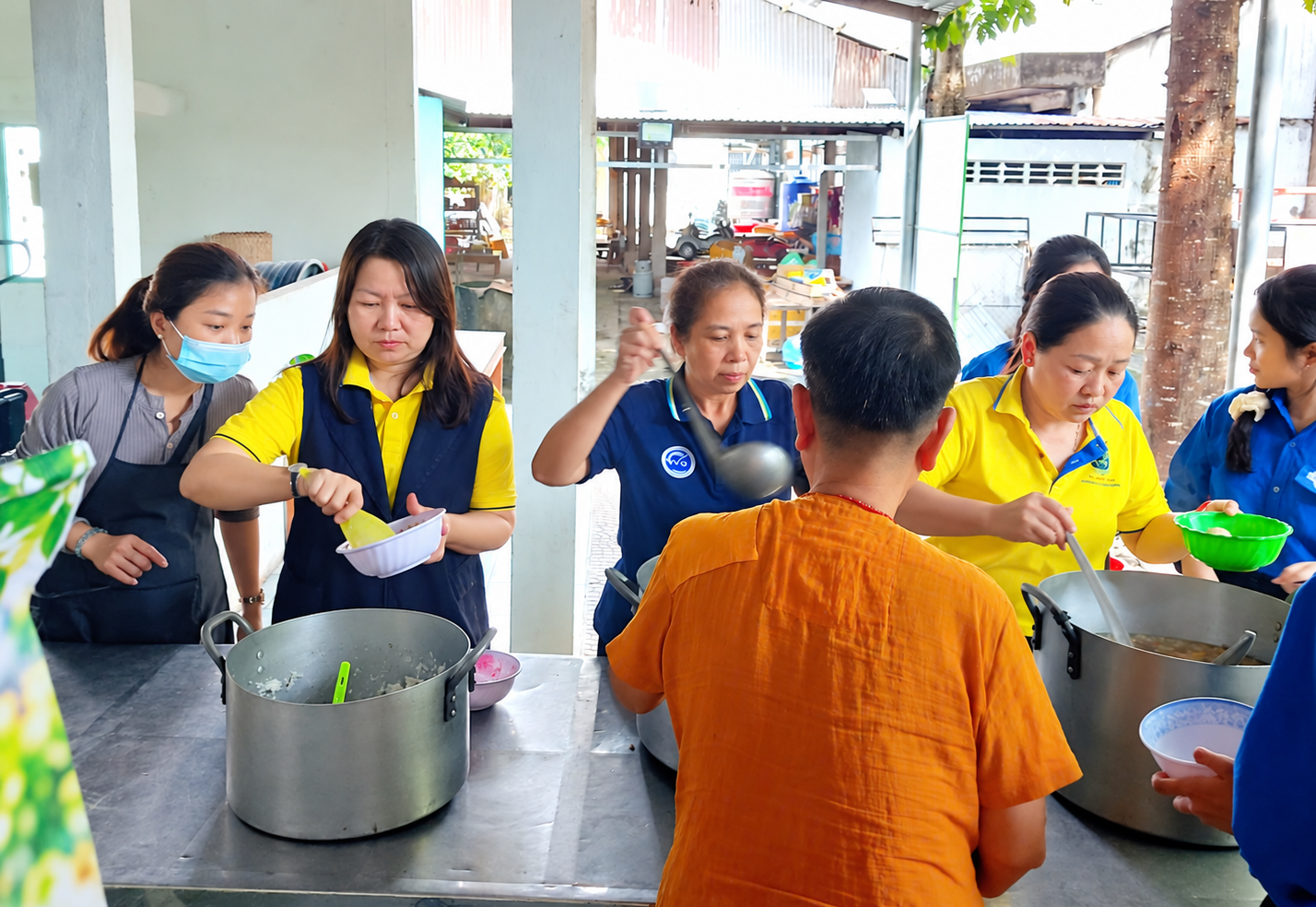 Đại học Trà Vinh mang niềm vui đến với người cao tuổi